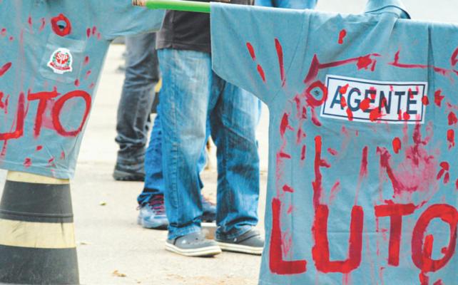 Camisas de agentes penitenci&aacute;rios foram pintadas com tinta vermelha e receberam furos imitando buracos de bala durante protesto: ordem de ataques partiu de dentro do CDP, segundo eles ( Dominique Torquato/ AAN)