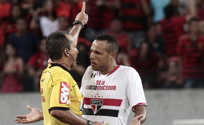 Atacante Luis Fabiano foi expulso durante a partida (Guga Matos/Agência Estado)