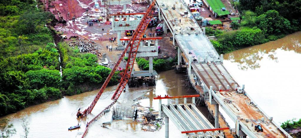 Em julho de 2013, um dos pilares desabou durante a instala&ccedil;&atilde;o das estruturas sobre a ponte no Rio Piracicaba: obra j&aacute; havia sido alvo de den&uacute;ncias desde o ano anterior pelo MPT (Christiano Diehl Neto/1<SC210,186>jul2013Gazeta de Piracicaba)