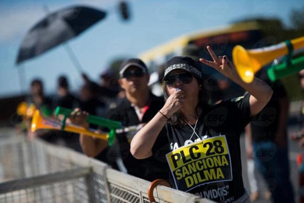 Servidores do Judici&aacute;rio far&atilde;o vig&iacute;lia at&eacute; amanh&atilde; (22) para reivindicar o aumento salarial (Marcelo Camargo/Agência Brasil)