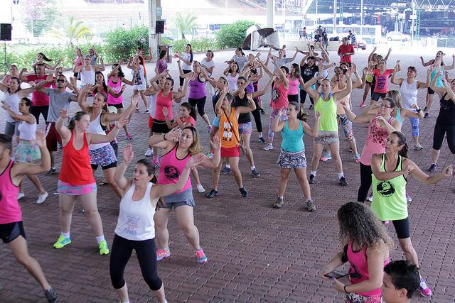 A zumba mistura movimentos aer&oacute;bicos com ritmos e coreografias latinas, como a salsa e o merengue (  Divulgação)