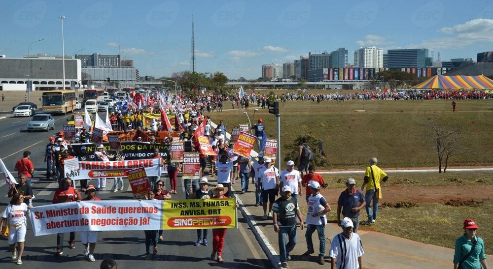 Servidores federais querem reajuste de 27% (José Cruz / Agência Brasil)