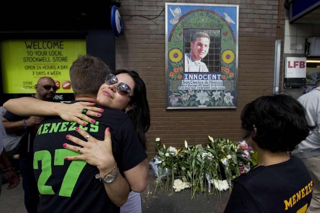 Diante do mosaico em homenagem ao brasileiro que adorna a esta&ccedil;&atilde;o de Stockwell, seus primos Vivian Figueiredo, Alessandro Pereira e Erinaldo da Silva fizeram um minuto de sil&ecirc;ncio (Justin Tallis/France Press)