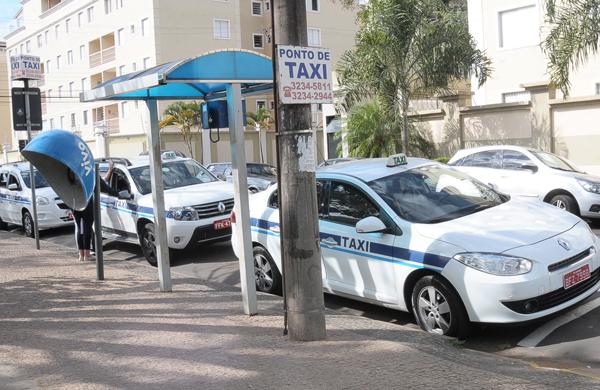 Taxistas prometem &quot;endurecer&quot; caso a proposta n&atilde;o seja aprovada ou o governo n&atilde;o interfira e pro&iacute;ba definitivamente o Uberr
 ( Leandro Ferreira)