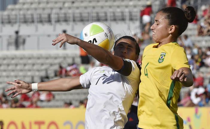 A zagueira brasileira Rafaelle (&agrave; direita) mostrou talento no jogo a&eacute;reo ao marcar dois gols contra o M&eacute;xico (France Press)