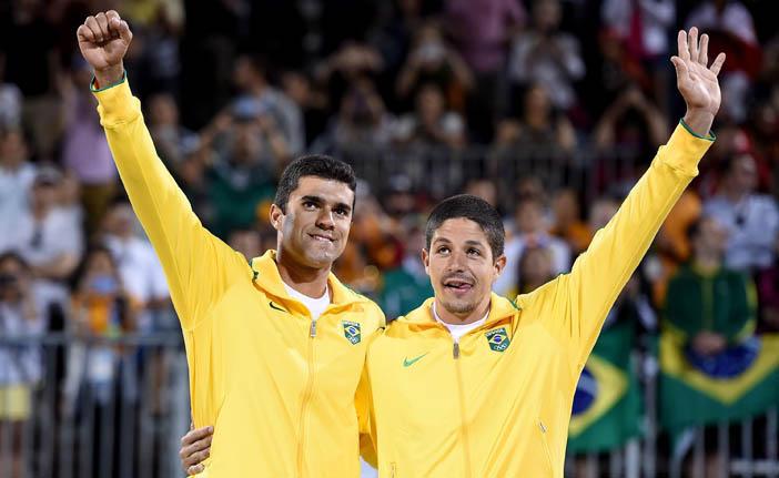 Vitor Felipe (&agrave; esquerda) e &Aacute;lvaro Filho comemoram a medalha de prata (France Press)