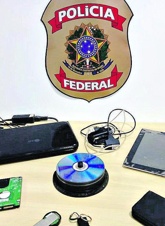 Materiais apreendidos por policiais federais na casa onde o técnico de informática morava (Divulgação/ Polícia Federal)