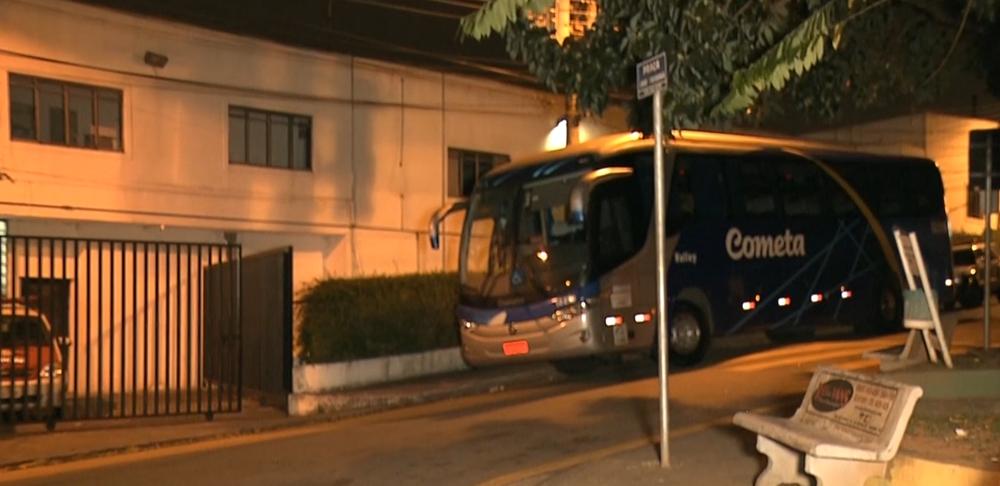 &Ocirc;nibus foi levado para a delegacia de Barueri ap&oacute;s a tentativa de assalto (Captura de vídeo)