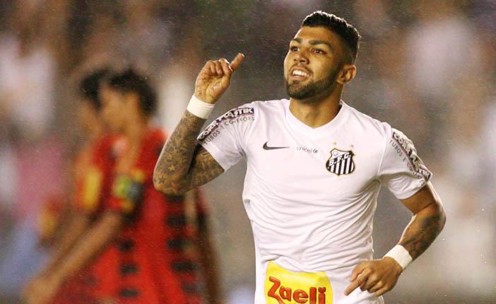 Gabriel foi o destaque santista no jogo ao balan&ccedil;ar a rede por duas vezes (Guilherme Dionizio/AE)