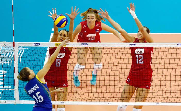 Monique tenta passar pelo bloqueio russo: derrota complica o Brasil no Grand Prix ( Divulgação/FIVB)