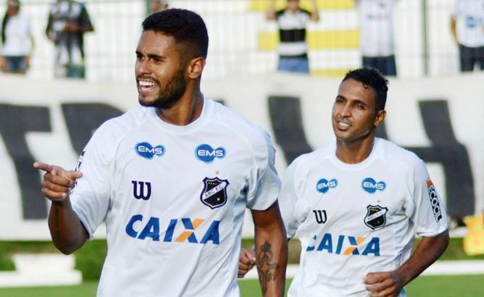 Kayke (&agrave; esquerda) marcou 8 gols at&eacute; o momento na S&eacute;rie B do Campeonato Brasileiro (Frankie Marcone/Divulgação/ABC)