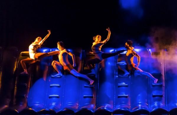 Integrantes da companhia Evolution Dance em cena do espet&aacute;culo 'FireFly', que utiliza elementos de bal&eacute;, teatro, ilusionismo, acrobacia, videoarte e gin&aacute;stica ol&iacute;mpica (  Divulgação)