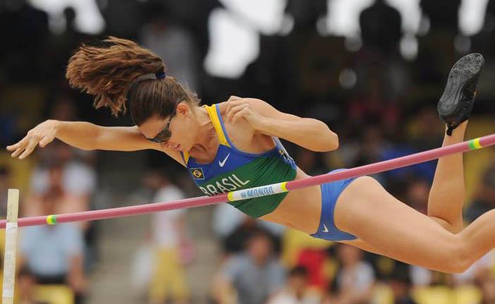 Fabiana Murer travou uma bela disputa pela medalha de ouro do Pan de Toronto com a cubana Yarisley Silva (France Press)