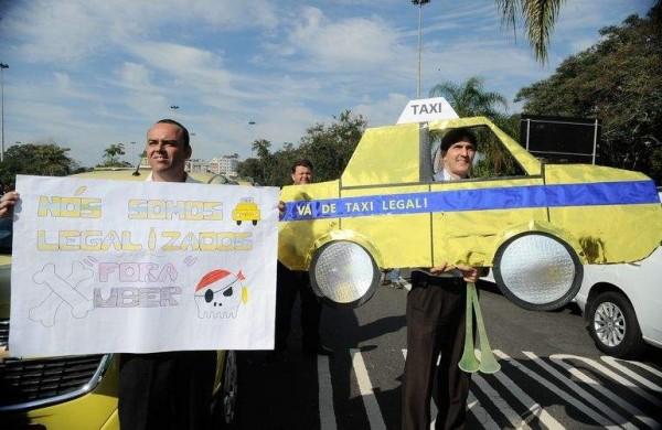 Os taxistas do Rio de Janeiro fIzeram nesta manh&atilde; uma grande manifesta&ccedil;&atilde;o contra o aplicativo de carona remunerada Uber  ( Agência Brasil )