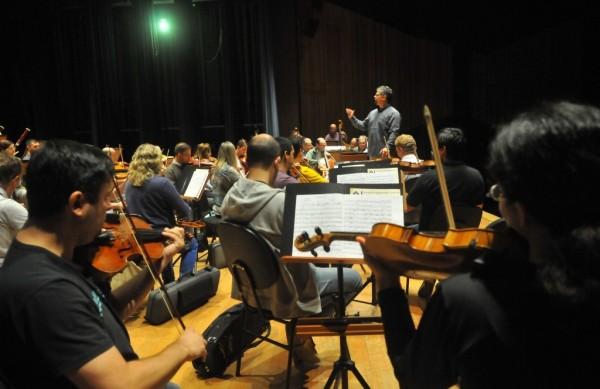 Ensaio da Orquestra Sinf&ocirc;nica de Campinas, sob o comando do maestro Victor Hugo Toro ( C&eacute;sar Rodrigues/ AAN)