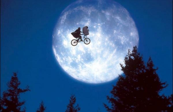 Cena do filme 'ET, O Extraterrestre', de 1982, com dire&ccedil;&atilde;o de Steven Spielberg. (  Divulgação)