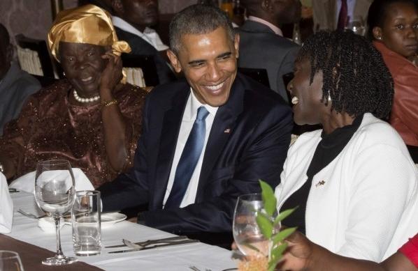 Em Nair&oacute;bi, Barack Obama se reuniu para um jantar ao lado da m&atilde;e de sua madrasta Mama Sarah (esq.) e da meia-irm&atilde; Auma Obama (dir.) (France Press)