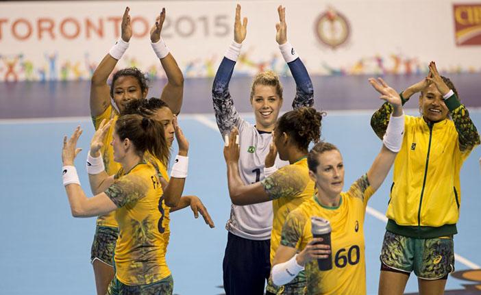 Jogadoras do Brasil festejam a conquista do ouro no Pan de Toronto (Cinara Piccolo/Photo&Grafia)