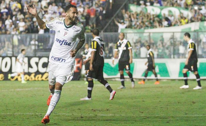 Leandro Pereira comemora em S&atilde;o Janu&aacute;rio: atacante do Verd&atilde;o fez dois gols na goleada sobre o Vasco (Rudy Trindade/AE)