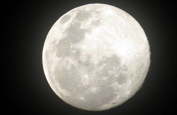 Nessa edi&ccedil;&atilde;o, os visitantes apreciem a segunda lua cheia do m&ecirc;s, tamb&eacute;m conhecida como Blue Moon ou Lua Azul. (  Cedoc/RAC)