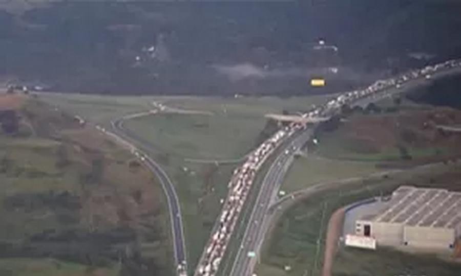 Acidente provocou congestionamento de 10 quil&ocirc;metros (Captura de vídeo)