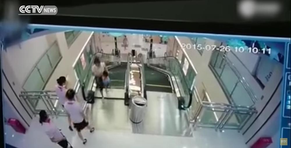 C&acirc;meras de seguran&ccedil;a registraram o momento do acidente (Captura de vídeo)
