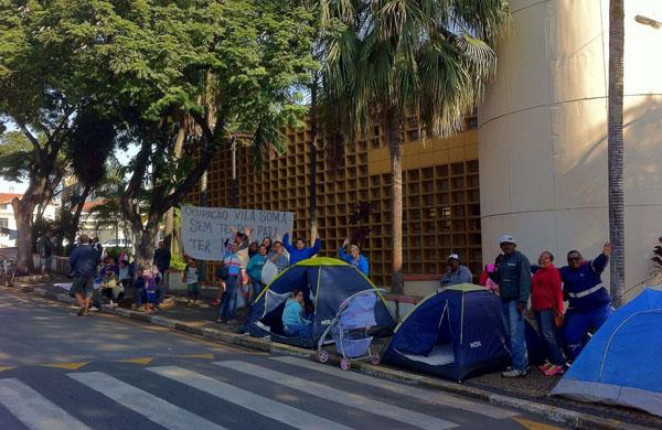 Moradores da Vila Soma montaram acampamento em outros pontos da cidade como forma de protesto (  Divulgação)