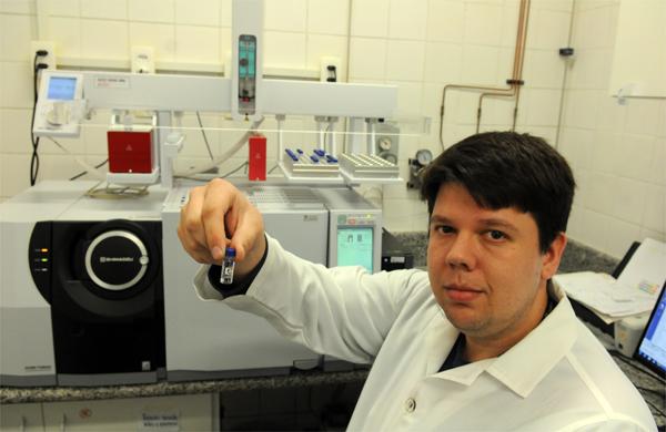 O farmac&ecirc;utico e toxicologista do HC, Rafael Lanaro junto ao cromat&oacute;grafo, que permite a identifica&ccedil;&atilde;o de drogas no corpo.  ( Dominique Torquato/AAN)