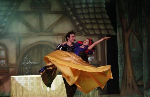 Cena do infantil 'Branca de Neve - O Musical Encantado', que tem dire&ccedil;&atilde;o geral e encena&ccedil;&atilde;o de Edu Rodrigues (  Divulgação)