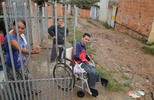 Silvania, de 60 anos, n&atilde;o consegue mais empurrar o filho Fernando, de 19, que tem doen&ccedil;a degenerativa ( Dominique Torquato/ AAN)