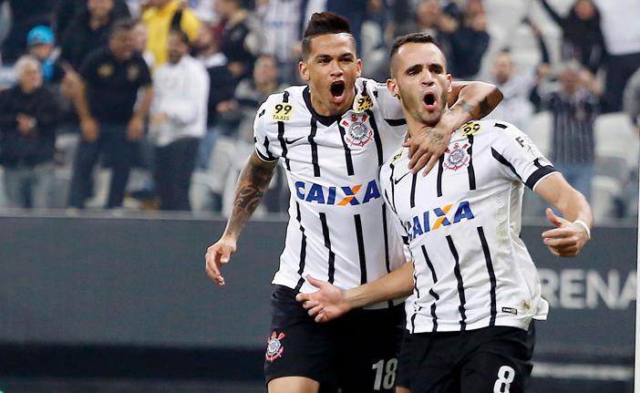 Renato Augusto (&agrave; direita) abriu o placar no 1&ordm; minuto do segundo tempo ao aproveitar jogada r&aacute;pida do ataque corintiano: vice-lideran&ccedil;a garantida (Daniel Vorley/AE)