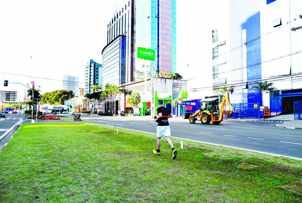 Canteiro da via ganhar&aacute; uma ciclovia com pista de sentido duplo, cuja obra foi autorizada h&aacute; uma semana ( Leandro Ferreira/ AAN)