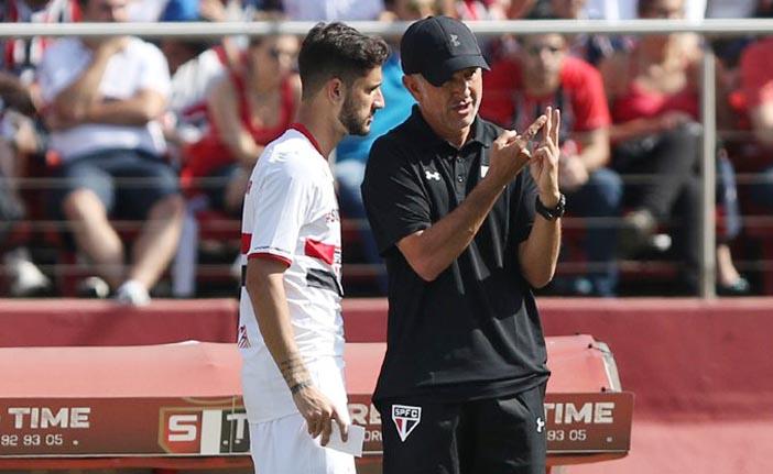 Boschilia ouve orienta&ccedil;&otilde;es do t&eacute;cnico Juan Carlos Osorio (Rubens Chiri/saopaulofc.net)