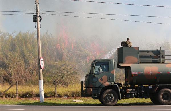 Brigada do Ex&eacute;rcito combate inc&ecirc;ndio em Campinas ( Leandro Ferreira/ AAN)