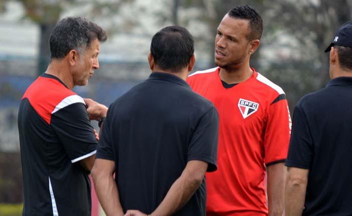 Luis Fabiano conversa com o t&eacute;cnico Juan Carlos Osorio durante treino do S&atilde;o Paulo no CT da Barra Funda (Érico Leonan/saopaulofc.net)
