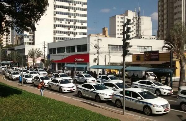 Taxistas fecham Rua Irm&atilde; Serafina durante carreata em protesto &agrave; entrada do Uber na cidade (Gustavo Abdel)