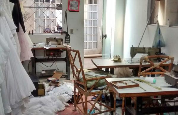 No interior do com&eacute;rcio, bandidos fizeram uma varredura deixando muita coisa destru&iacute;da (Jaqueline Harumi)