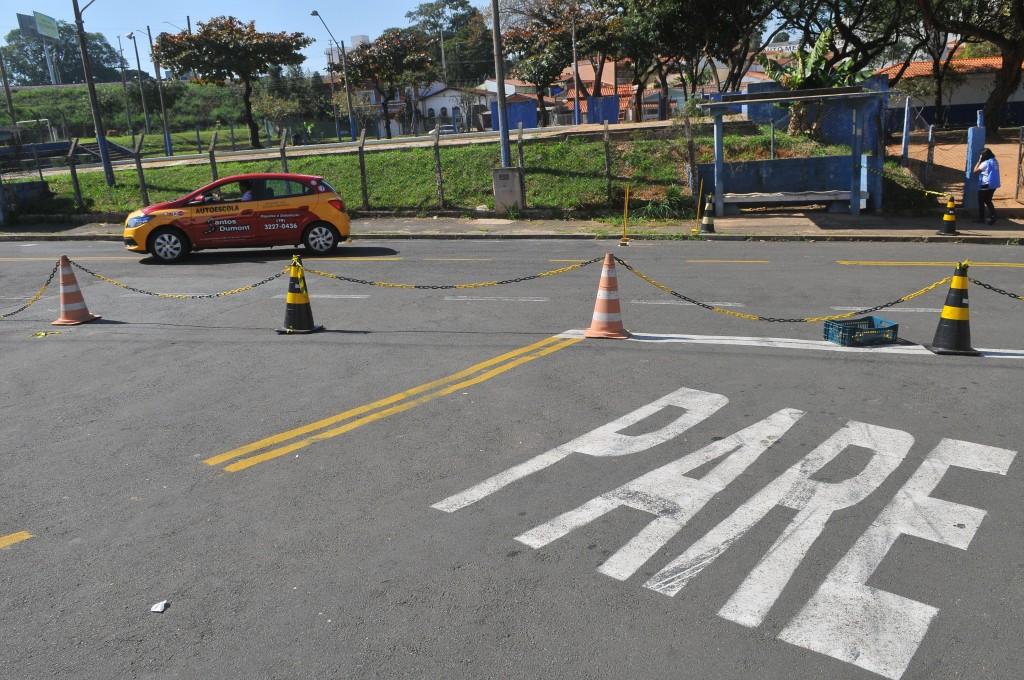 Interdi&ccedil;&atilde;o da Rua M&aacute;rio Nogueira de Almeida &eacute; feita com cones e correntes; moradores reclamam de hor&aacute;rios do fechamento, enquanto examinadores e alunos se queixam das condi&ccedil;&otilde;es dos banheiros no local ( César Rodrigues/ AAN)