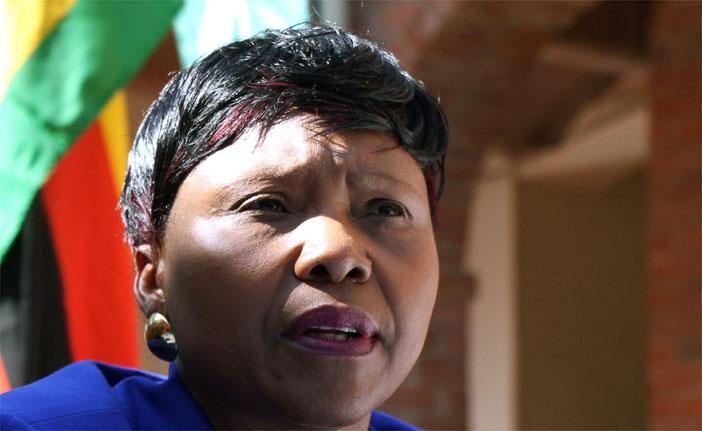 A ministra do Meio Ambiente do Zimb&aacute;bue, Oppah Muchinguri, lamentou que Walter Palmer n&atilde;o tenha sido detido em territ&oacute;rio africano (France Press)