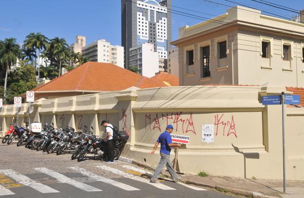 Muro da Escola Estadual Carlos Gomes, rec&eacute;m pintado, foi pichado e teve cartazes colados ( César Rodrigues/ AAN)