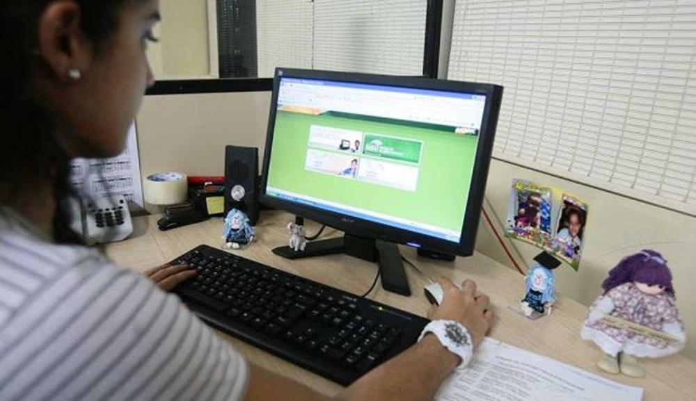 A prorroga&ccedil;&atilde;o do contrato deve ser feita atrav&eacute;s da internet (  Cedoc/RAC)