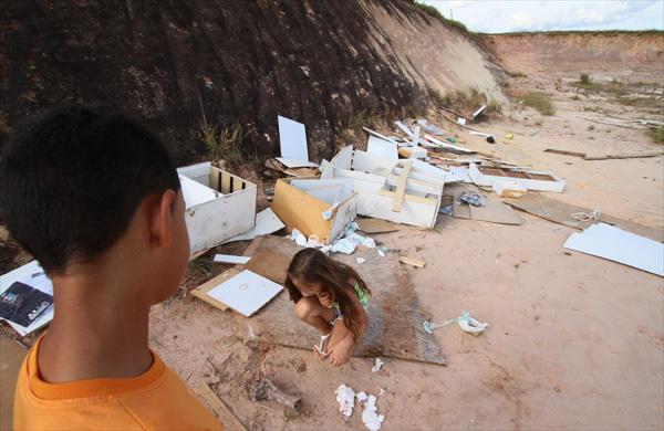 Crian&ccedil;as brincam em canteiro de obras de campus, no Sat&eacute;lite &Iacute;ris, em Campinas ( Janaína Ribeiro/Especial para a  ANN )