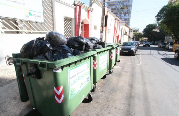 Cont&ecirc;ineres foram espalhados pela cidade, o que causou reclama&ccedil;&atilde;o de muitos moradores ( Janaína Rbineiro/Especial a AAN )