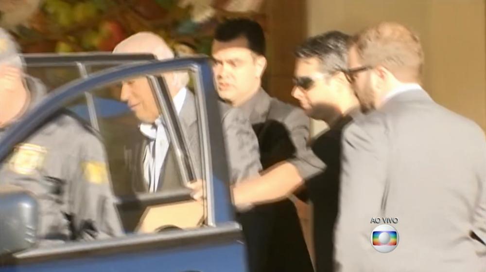 Imagem feita pela Rede Globo mostra o momento da pris&atilde;o de Jos&eacute; Dirceu em sua resid&ecirc;ncia, em Bras&iacute;lia (Captura de vídeo)