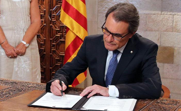 O presidente regional catal&atilde;o, Artur Mas, assina decreto que sancionou a convoca&ccedil;&atilde;o das elei&ccedil;&otilde;es de 27 de setembro  (France Press)