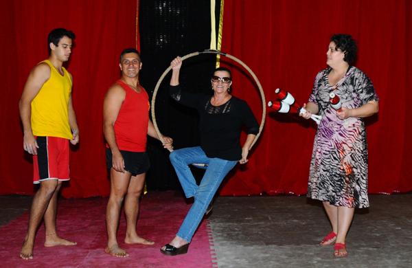 A fam&iacute;lia Brede: o neto Allan, o filho Alex, a m&atilde;e Marion e a nora, Cl&aacute;udia, na Cia do Circo de Campinas: contato pr&oacute;ximo com o mestre Orlando ( Elcio Alves)