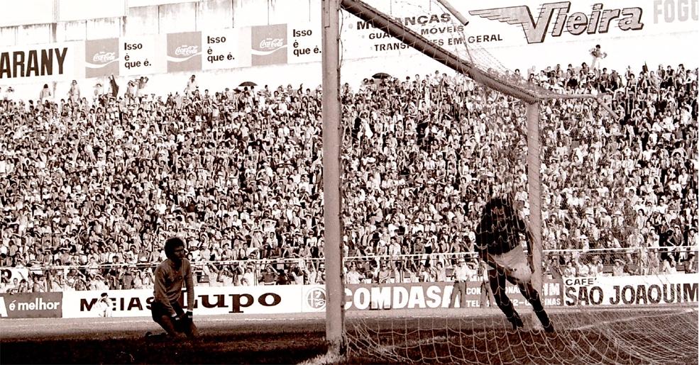 Jogo entre Ponte Preta e Guarani em 1975 (Neldo Cantanti)