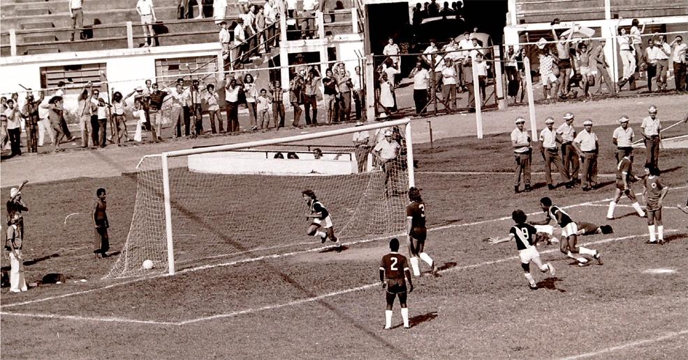 Jogo entre Ponte Preta e Guarani em 1975 (Neldo Cantanti)