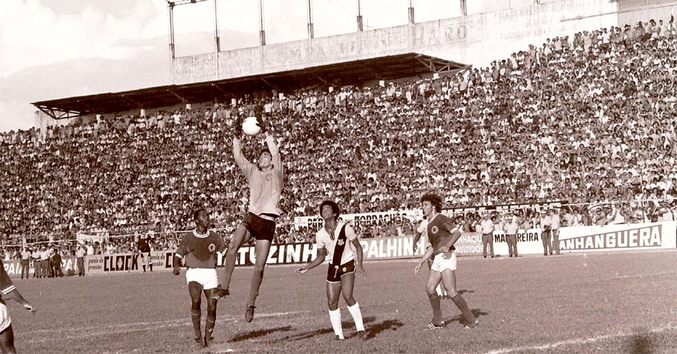 Jogo entre Ponte Preta e Guarani em 1975 (Neldo Cantanti)
