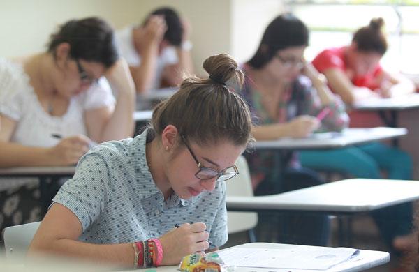 Estudante no col&eacute;gio Liceu Salesiano; prova come&ccedil;ou &agrave;s 13h e teve dura&ccedil;&atilde;o de cinco horas (Leandro Ferreira/ AAN)